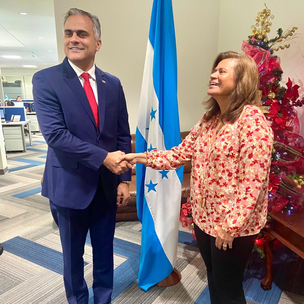 Embajador Dominicano en Honduras participa reunión multisectorial de iniciativas económicas.